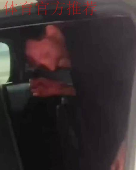 入乡随俗!梅西面带笑容与德保罗一同挤入面包车后排狭小空间 入乡随俗!梅西面带笑容与德保罗一同挤入面包车后排狭小空间